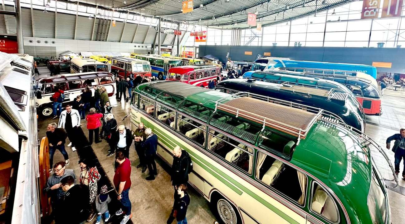 Wir sind wieder auf der Retro Classics Stuttgart. Auch wenn dieses Jahr bei den Nutzfahrzeugen der Schwerpunkt rein auf Omnibusse gerichtet ist, führen wir tolle und Interessante Gespräche. Danke an den Automobil-Park Auwärter für die Orga und den tollen Stand !!  Es sind wieder sehr tolle und Interessante Fahrzeuge dabei. Auch dabei, die Firma EDi Energie-Direkt Hohenlohe mit Infos rund um HVO 100. Kommt uns noch bis Sonntag in Halle 7 besuchen.